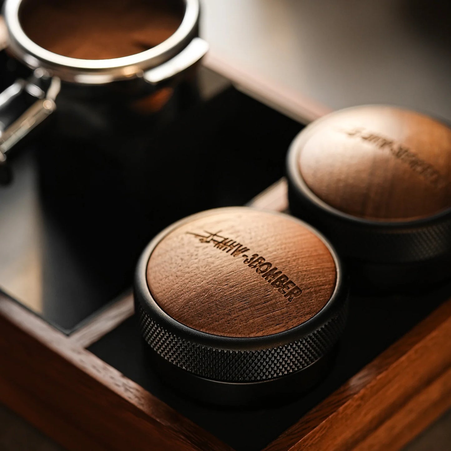 MHW-3BOMBER coffee distributor with wood lid. Stainless steel, walnut wood construction. Non-slip design. On espresso machine tray.