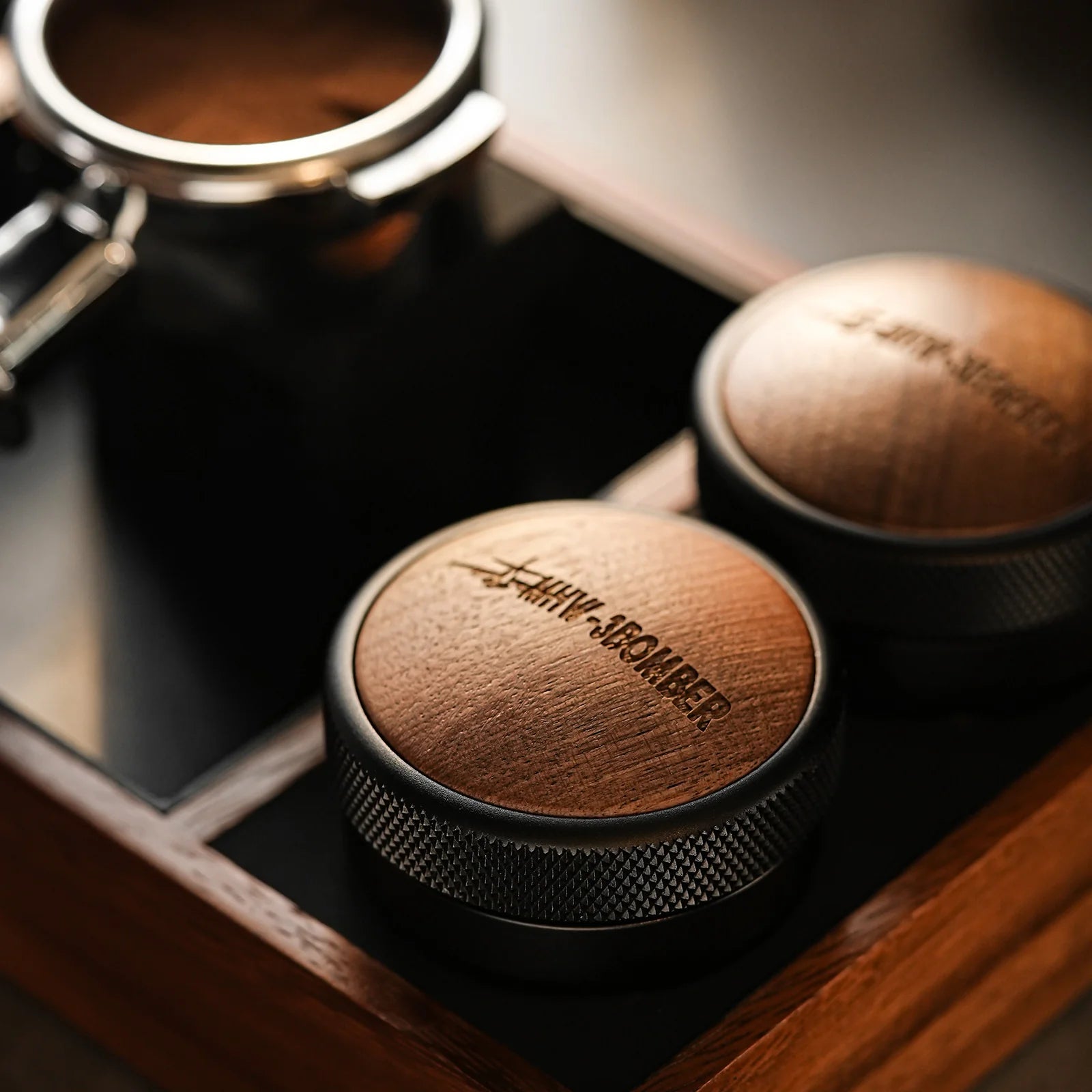 MHW-3BOMBER coffee distributor with wood lid. Stainless steel, walnut wood construction. Non-slip design. On espresso machine tray.