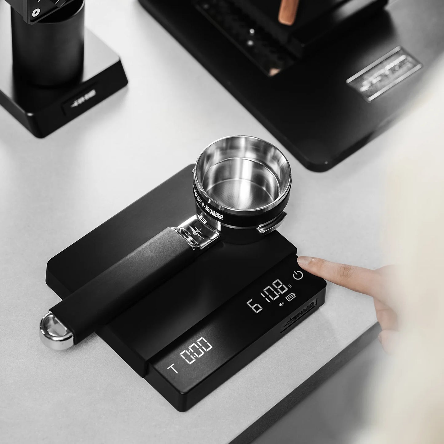 MHW-3BOMBER black Cube Coffee Scale 3.0 Pro Max with portafilter. Displays weight. High precision for brewing.