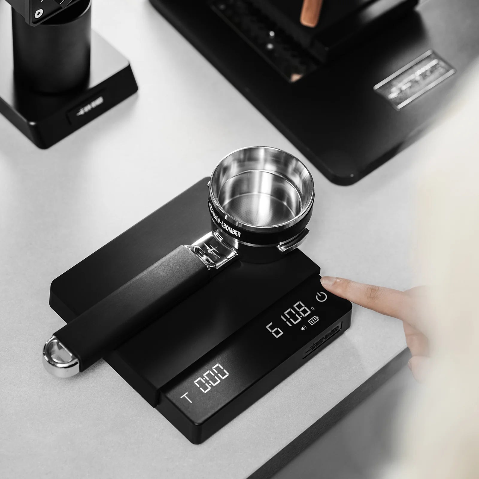 MHW-3BOMBER black Cube Coffee Scale 3.0 Pro Max with portafilter. Displays weight. High precision for brewing.