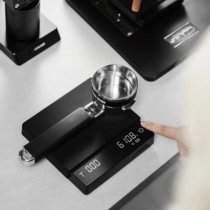 MHW-3BOMBER black Cube Coffee Scale 3.0 Pro Max with portafilter. Displays weight. High precision for brewing.