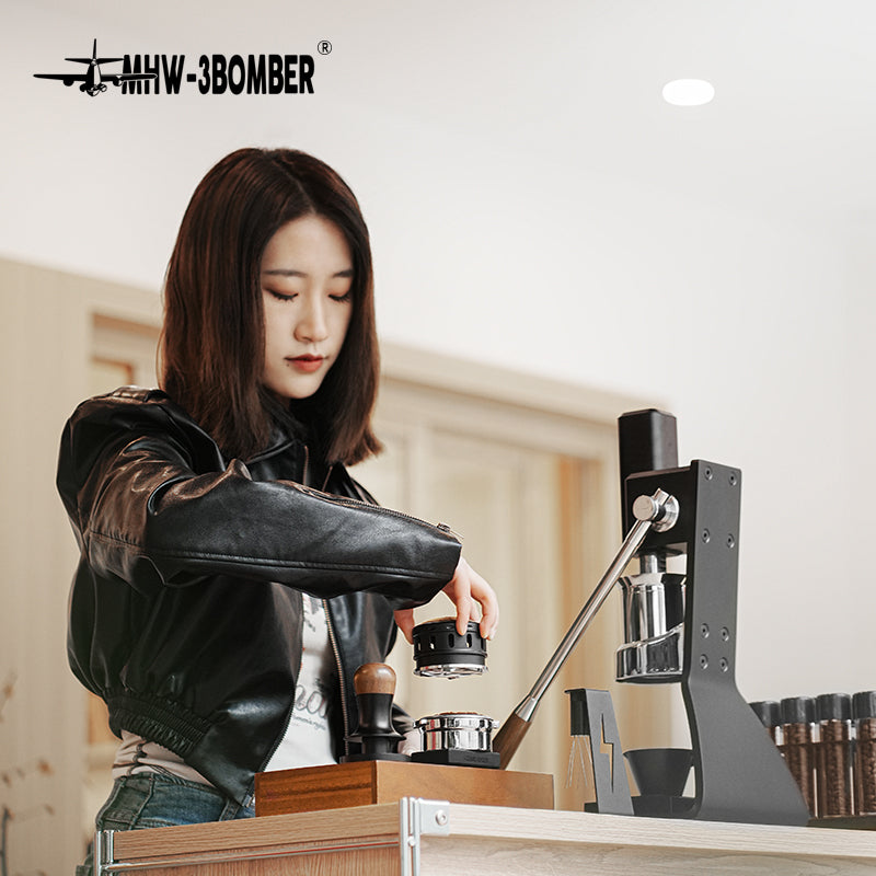 MHW-3BOMBER Falcon coffee distributor in black. Gravity adaptive, stainless steel, for espresso extraction. In use.