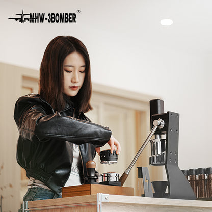 MHW-3BOMBER Falcon coffee distributor in black. Gravity adaptive, stainless steel, for espresso extraction. In use.