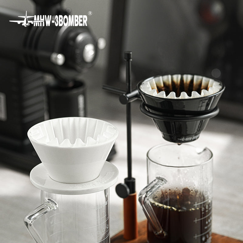 MHW-3BOMBER Meteor Coffee Dripper set. Black/White ceramic pour-over cones with filters. Brewing coffee.