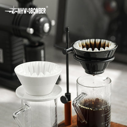 MHW-3BOMBER Meteor Coffee Dripper set. Black/White ceramic pour-over cones with filters. Brewing coffee.
