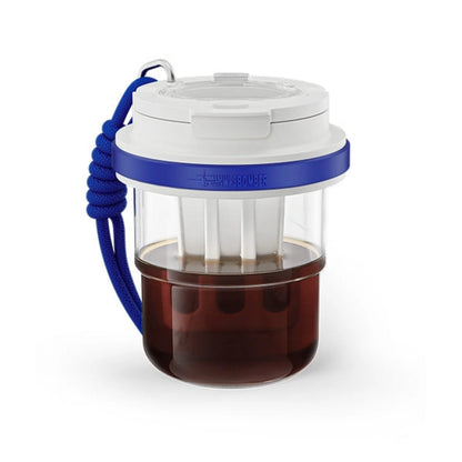 MHW-3BOMBER Ice Cool Cold Brew Cup, 530ml. Blue/White, portable, leak-proof design. With blue strap. Filled with dark coffee.