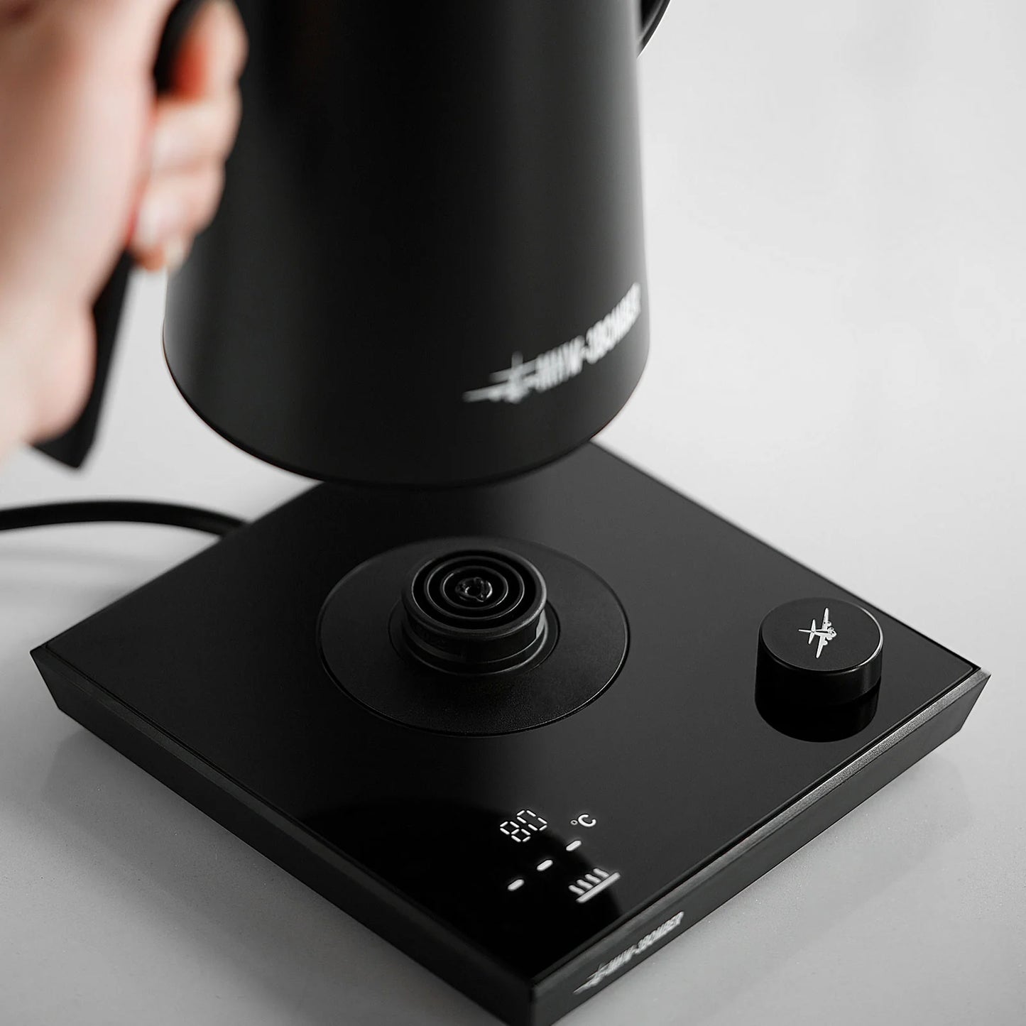 MHW-3BOMBER black gooseneck kettle on its base, displaying 80°C. Modern design.