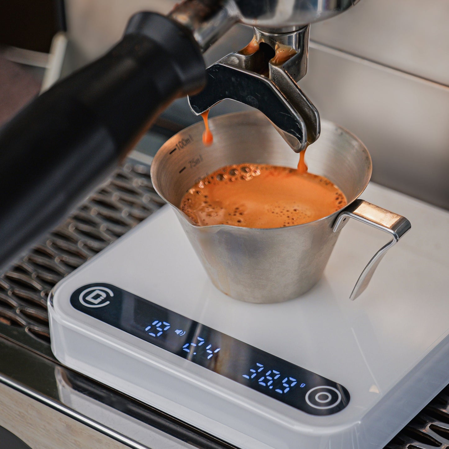 DiFluid Microbalance used for espresso yield measurement