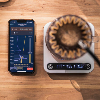 DiFluid Microbalance connected with CoffeeOS app