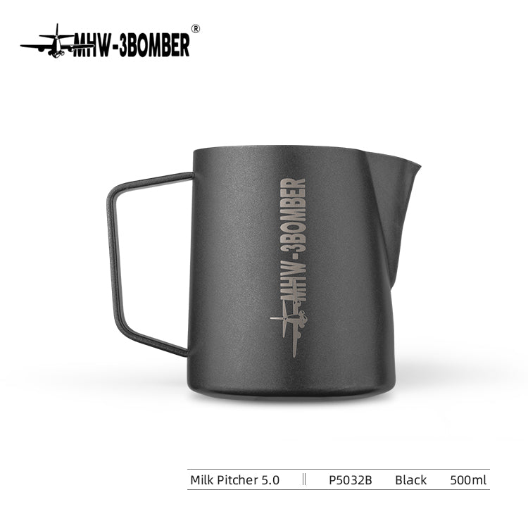 The [Pre-Order] MHW-3BOMBER Latte Art Pitcher 5.0 in matte black, crafted from 304 stainless steel, features a crocodile spout for precise pouring. This P5032B model has a 500ml capacity and the MHW-3BOMBER branding etched on its sleek exterior.