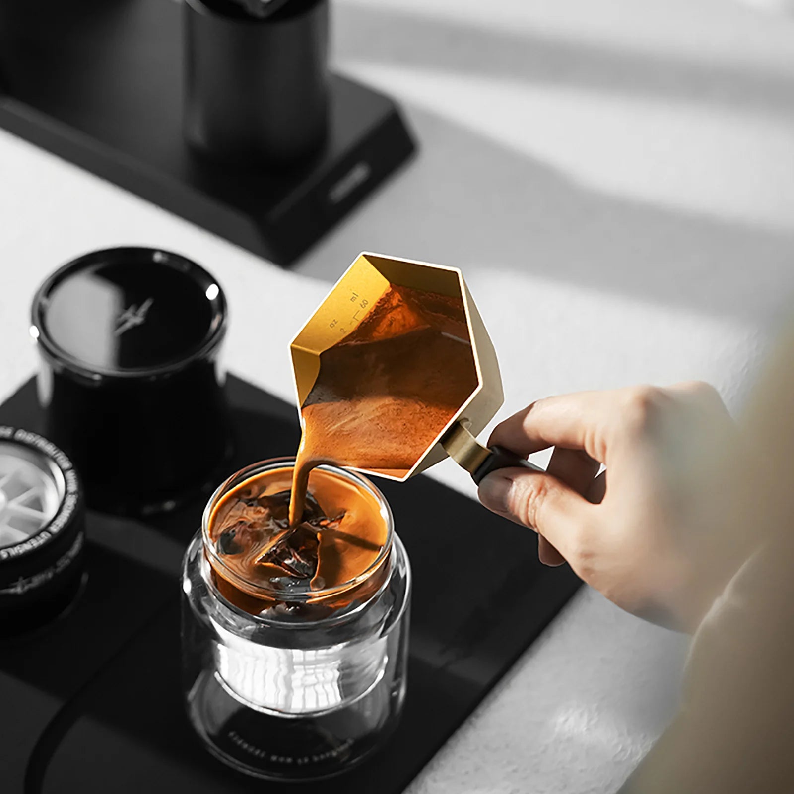 MHW-3BOMBER prism cup pouring espresso. Hexagonal aluminum alloy cup with wooden handle. 